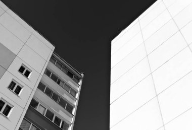 İki siyah-beyaz bina konut 