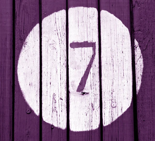 Number seven on magenta toned wooden wall — Stock Photo, Image