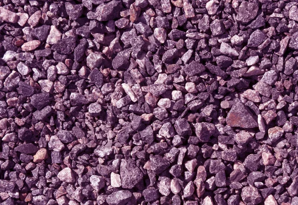 Mucchio di pietre di ghiaia color magenta . — Foto Stock