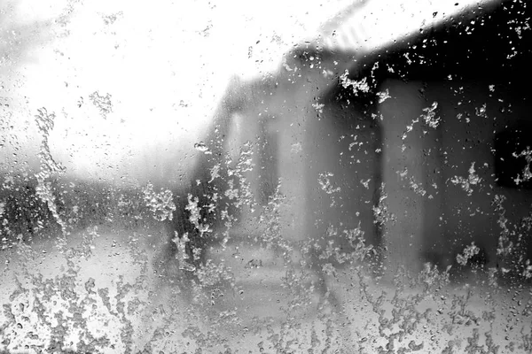 Ventana en nieve con efecto difuminado en blanco y negro —  Fotos de Stock