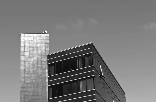 Immeuble de bureaux moderne en noir et blanc — Photo