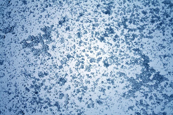 Neve na superfície da janela tonificada azul . — Fotografia de Stock
