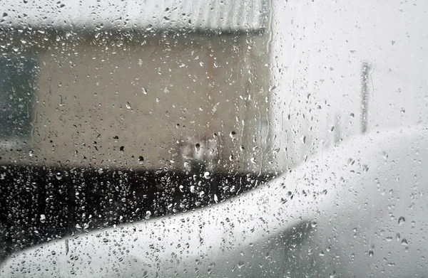 Vízcseppek autó elmaszatol hatás ablak. — Stock Fotó