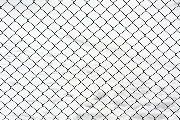 Mesh wire staket agains snö. — Stockfoto