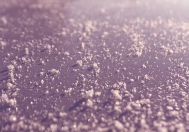 Kar flackes metal araba yüzeyi ile bulanıklık etkisi. 