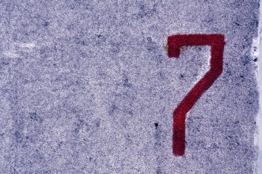 Numara yedi grungy çimento duvar.