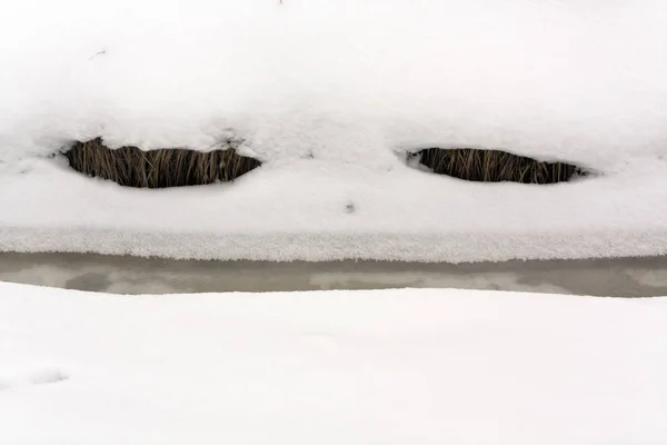 Rio na geada e neve que se assemelham a cara fantasma . — Fotografia de Stock