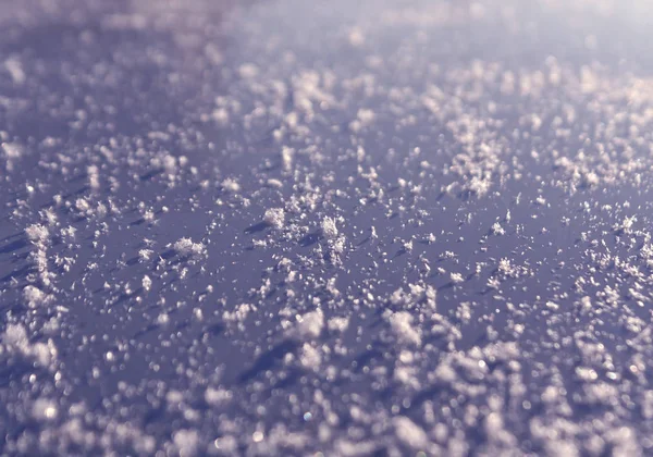 Flackes de neve na superfície do carro de metal com efeito de borrão . — Fotografia de Stock
