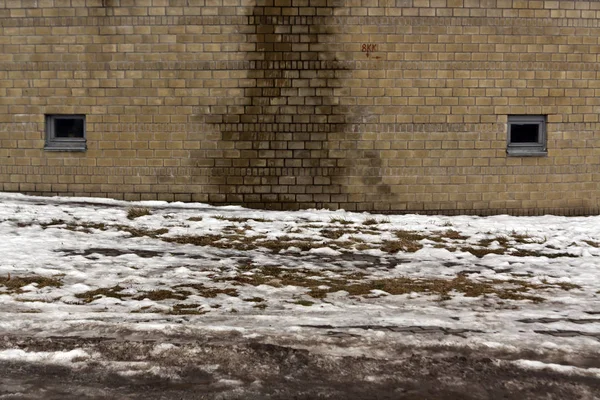Brick wall texture i topniejący śnieg. — Zdjęcie stockowe