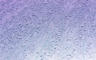 Bulanıklaştırma efekti ile metal yüzeyinde su damlaları. 