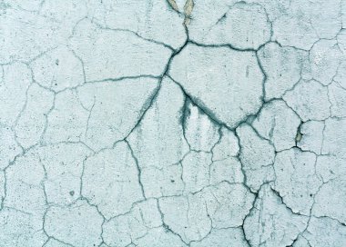 Camgöbeği rengi eski duvar yüzeyi hasarlı. 