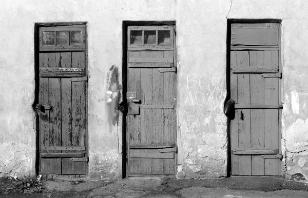 白と黒の 3 つの木製のドア. — ストック写真