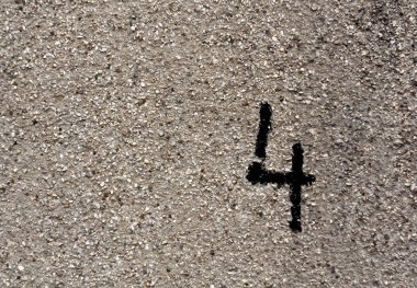 Dördüncü grungy gri çimento duvar. 