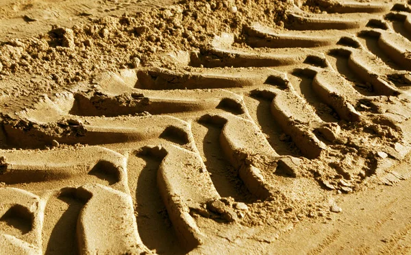 ร่องรอยยางบนทรายที่มีผลกระทบเบลอ . — ภาพถ่ายสต็อก