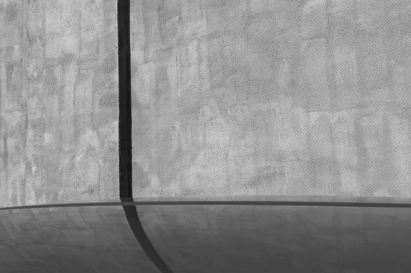 Coche delante de la pared de yeso y reflexión. negro y blanco . —  Fotos de Stock