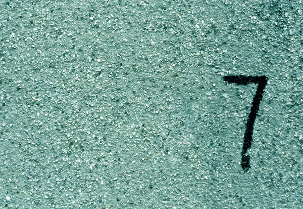 Číslo sedm na povrchu zdi azurová grunge. — Stock fotografie