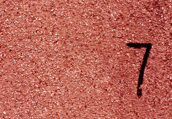 Numero sette sulla superficie della parete rossa grunge . — Foto Stock