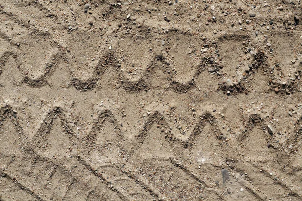 Truck däck spår på sand. — Stockfoto