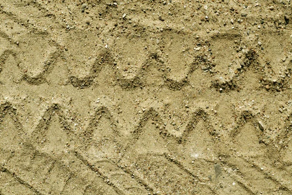 Nákladní pneumatiky skladba na písku. — Stock fotografie