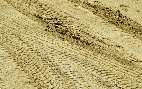 Trilhas de carro na estrada de areia . — Fotografia de Stock