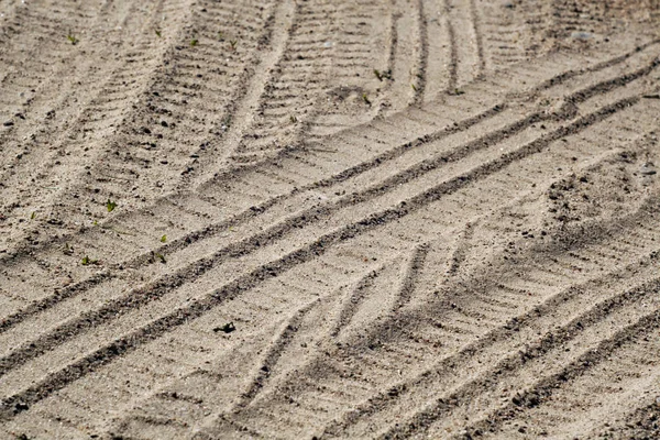 Impresiones de neumáticos en el camino del desierto de arena . —  Fotos de Stock