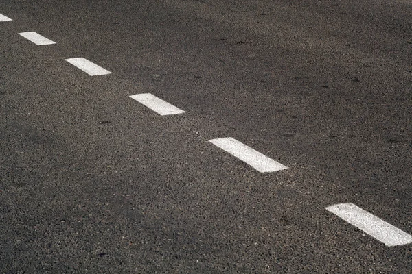 Linia biała ruchu na nawierzchni asfaltowej. — Zdjęcie stockowe