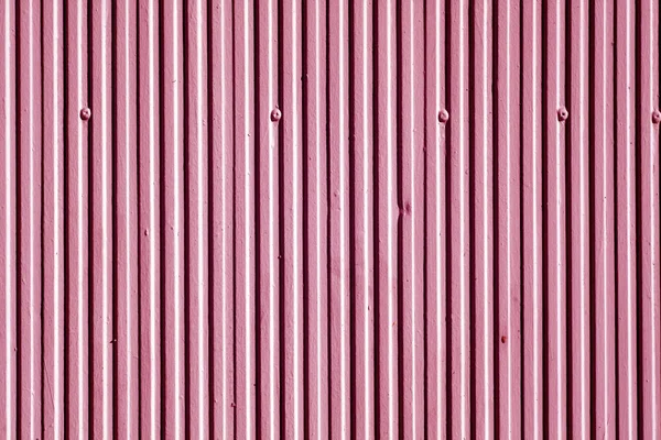 Textura de parede de gesso de cor rosa com padrão vertical . — Fotografia de Stock