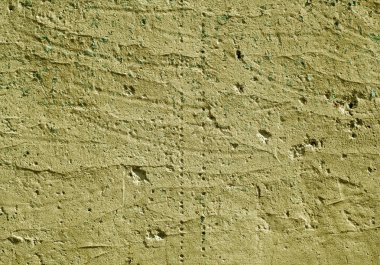 Sarı renk alçı duvar yüzeyi yıpranmış. 