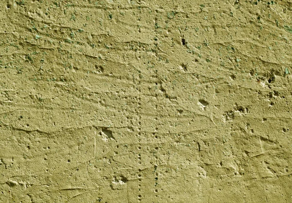 Sarı renk alçı duvar yüzeyi yıpranmış. 