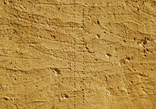 Turuncu renk alçı duvar yüzeyi yıpranmış. 