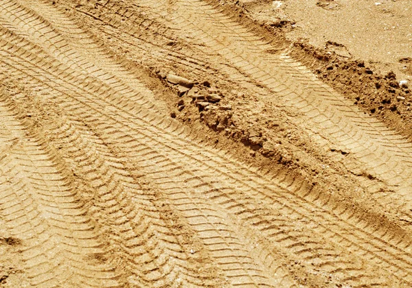 Κομμάτια ελαστικού στην άμμο. — Φωτογραφία Αρχείου