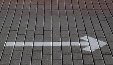 Kaldırıma doğru yönde ile beyaz ok.