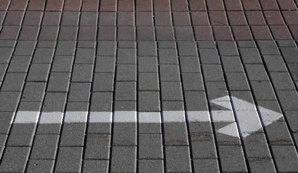 Kaldırıma doğru yönde ile beyaz ok.