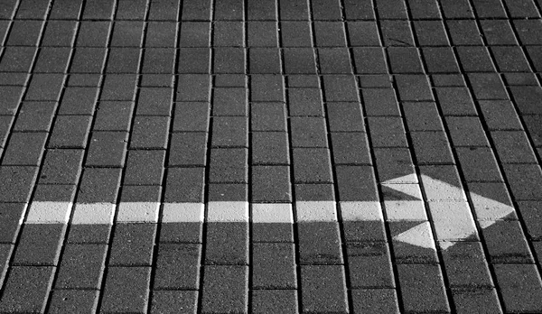 Flecha branca com a direção certa no pavimento . — Fotografia de Stock