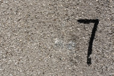 Numara yedi grungy çimento duvar. 