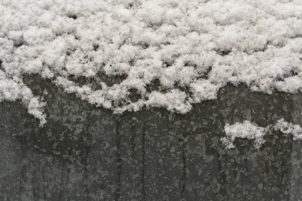 Smältande snö på metallytan. — Stockfoto