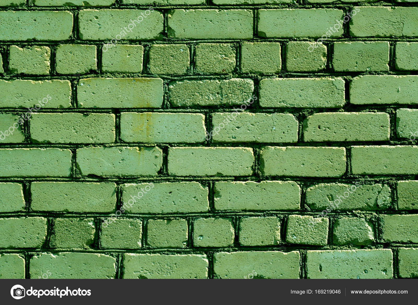 Viejo patrón de pared de ladrillo de color verde áspero . — Foto de stock  #169219046 © pavelalexeev, image size:1600x1167