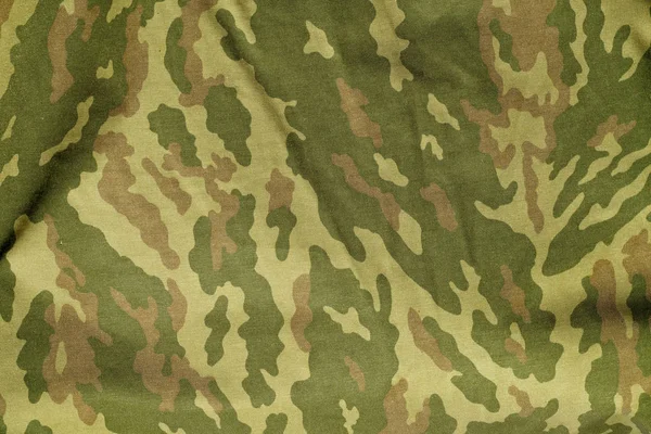 Yeşil ve kahverengi askeri kamuflaj üniforma modeli. — Stok fotoğraf