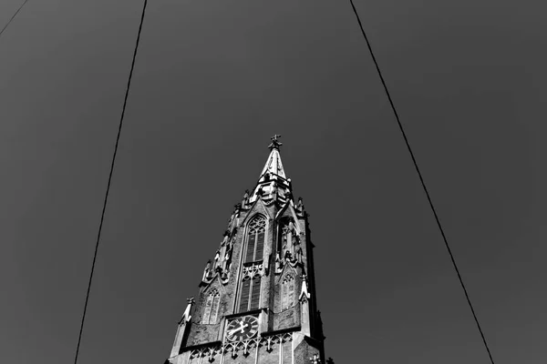 Gamla kyrkan i Riga och elektriska ledningar i svart och vitt — Stockfoto