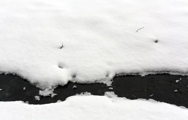 Malé vodní proud sněhem. — Stock fotografie