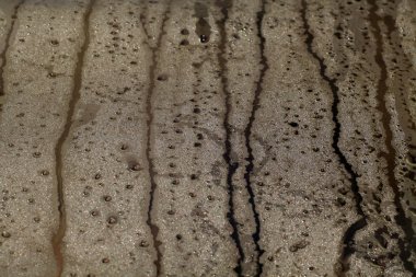 Bulanıklaştırma efekti ile pvc kapak yüzeyinde su damlaları.