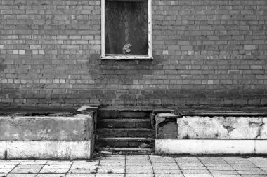 Merdiven siyah beyaz eski pencere ve tuğla duvar. 