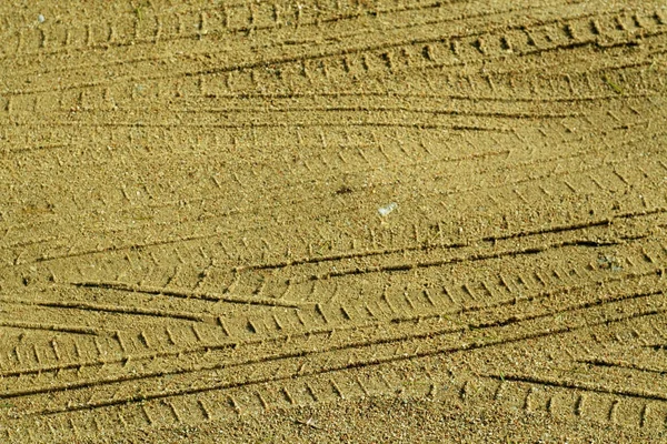 Шины на песчаной дороге . — стоковое фото