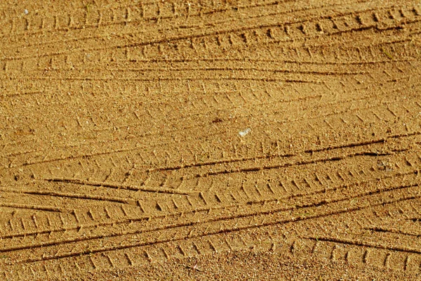 Pneumatico tracce su strada sabbiosa . — Foto Stock