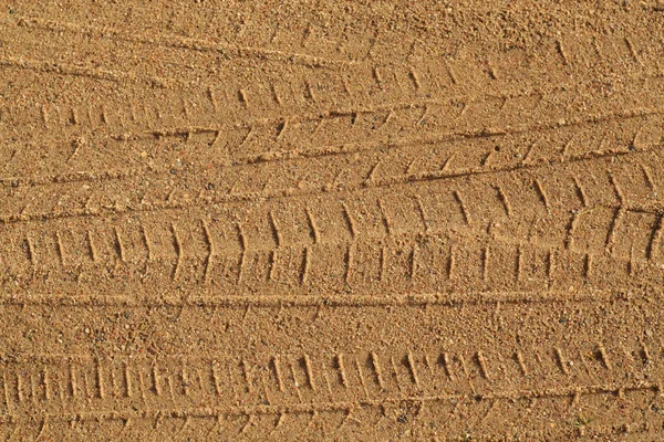 Band tracks op zanderige weg. — Stockfoto