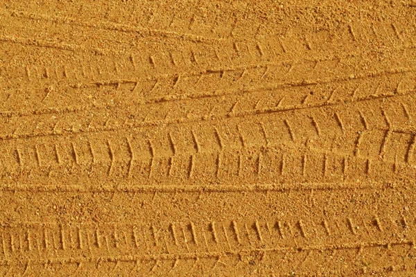 Pistas de neumáticos en carretera arenosa . —  Fotos de Stock