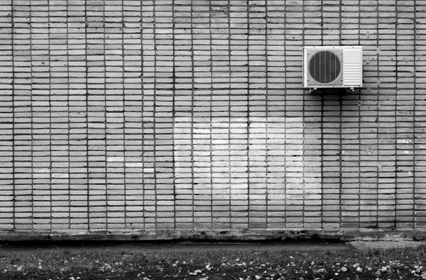 흑인과 백인 지저분한 벽돌 벽에 어 컨디셔너 — 스톡 사진