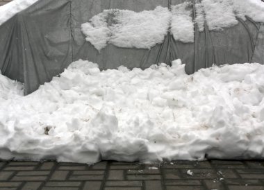 Gri çadır ve kar yığını.