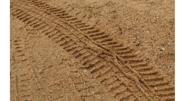 Stopy pneumatik na písku. — Stock fotografie