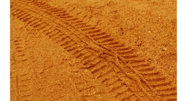 Pistes de pneus sur sable orange . — Photo